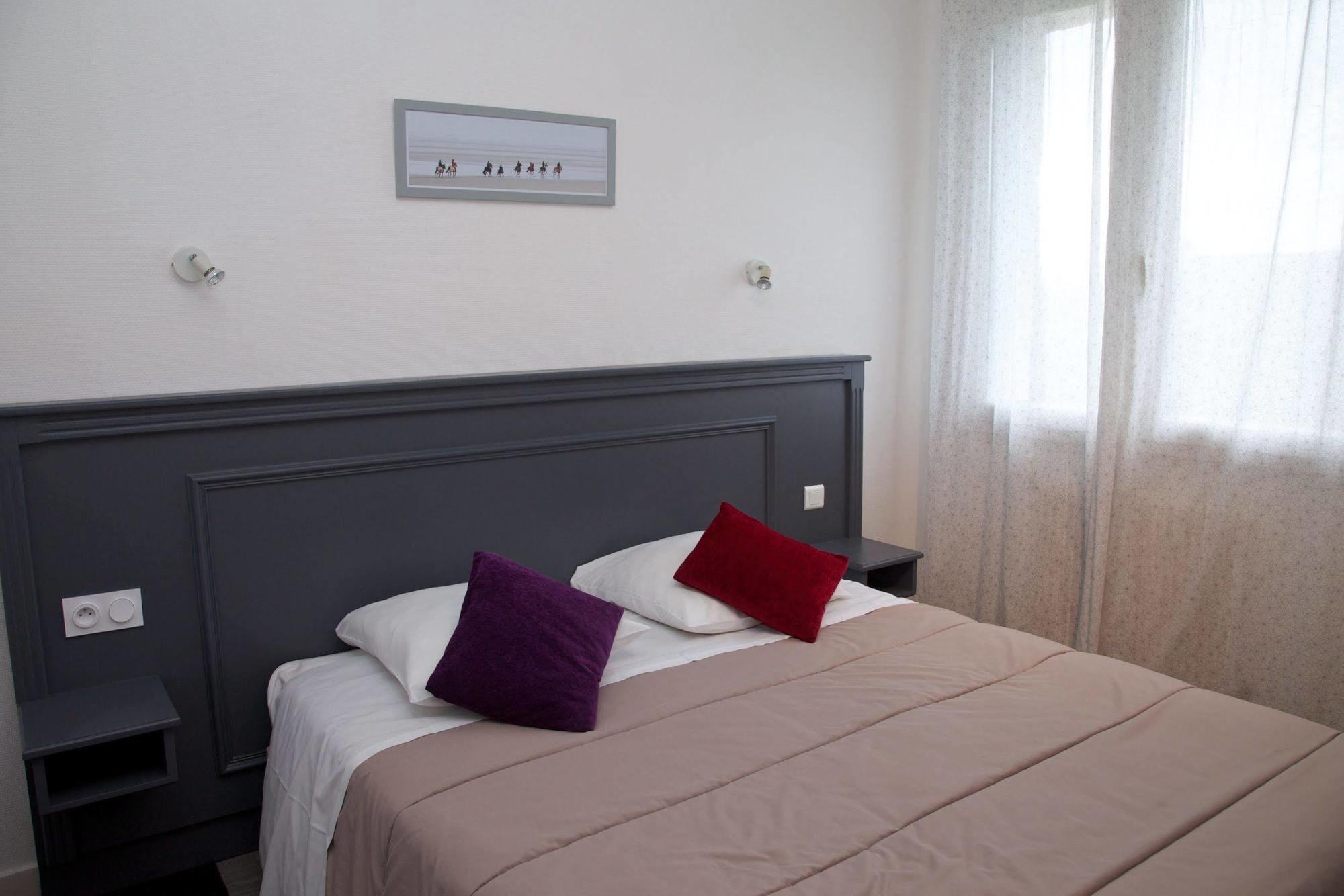 Cozy Hotel Logis Morlaix Plouigneau Exterior photo